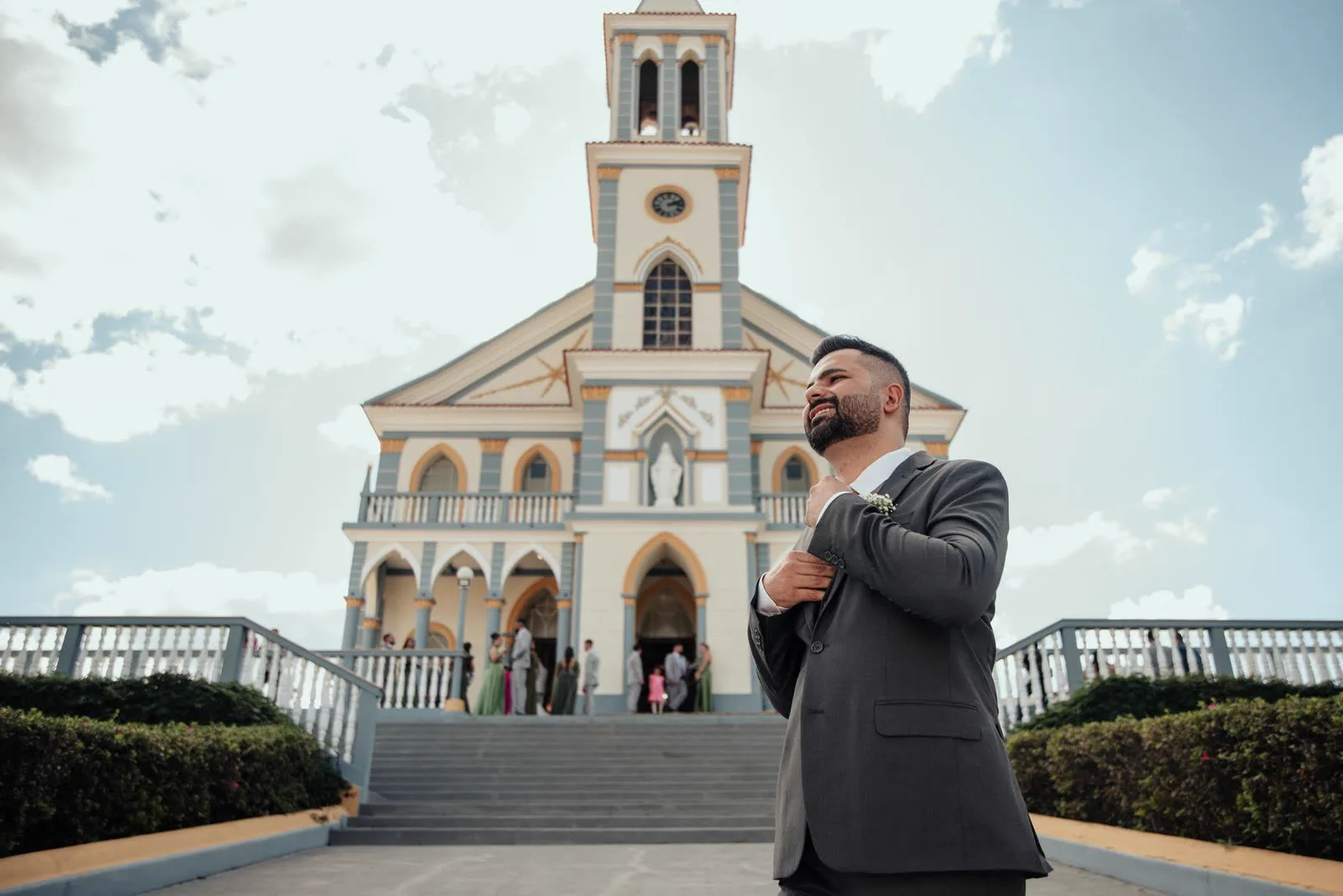 Noivos posando na igreja
